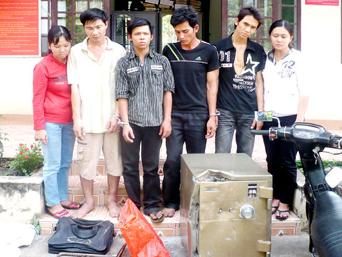 Từ tiếng động lạ, bắt băng trộm chuyên nghiệp