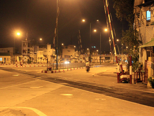 Cố vượt rào chắn trên đường, thiếu nữ bị tàu tông