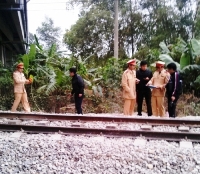 Mải nghe điện thoại, cô gái bị tàu SE8 cán chết thảm thương