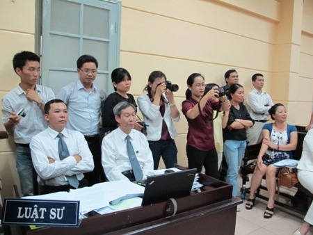 Lùm xùm vụ kiện 55,5 triệu USD: bạn đọc tranh luận sôi nổi