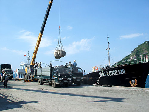 Cảng Vũng Rô... ném tiền qua cửa sổ