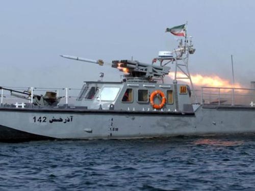 Iran lắp tên lửa lên xuồng cao tốc