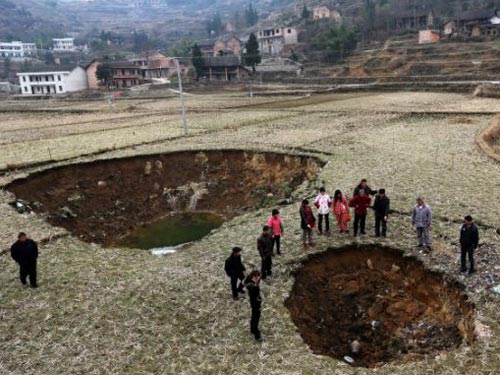 “Hố địa ngục” nuốt dần một ngôi làng Trung Quốc
