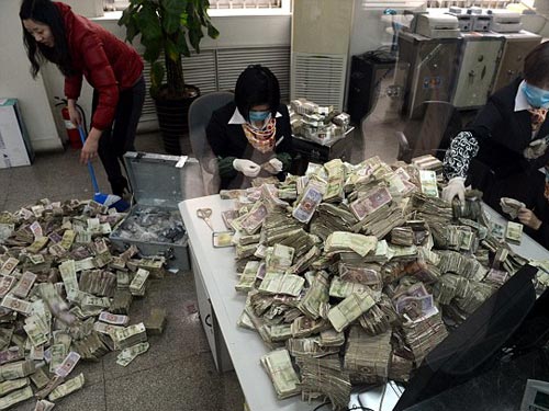 Đem tiền lẻ gửi tiết kiệm, ngân hàng đếm khổ sở