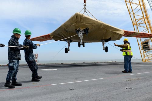 Mỹ phóng thử máy bay không người lái từ tàu sân bay
