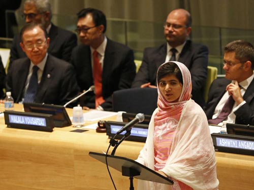Taliban "vừa đánh vừa xoa" nữ sinh Malala