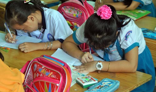Còn hơn 5.000 bộ bàn ghế... nằm học