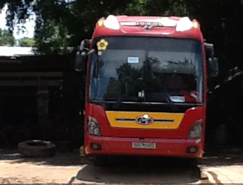 Xe khách nổ lốp rồi bốc cháy, 40 hành khách hoảng loạn