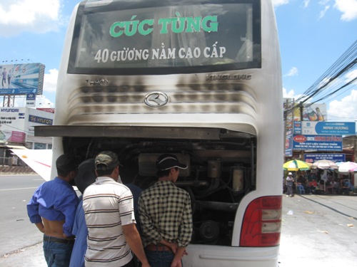 Cháy xe khách, phóng viên tác nghiệp bị hành hung