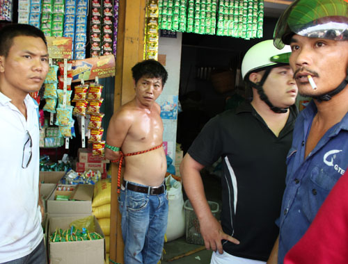 Trộm bất thành, đâm trọng thương chủ nhà