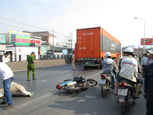 Đang chạy xe bỗng dưng bị va quẹt, chết thảm