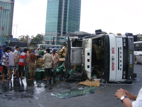 Lật xe chở dầu, nhiều người tranh nhau hôi của