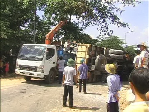 Xe tải lật, bốc cháy trên Quốc lộ