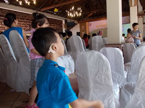 Hơn 200 người Việt Nam đã cấy điện cực ốc tai