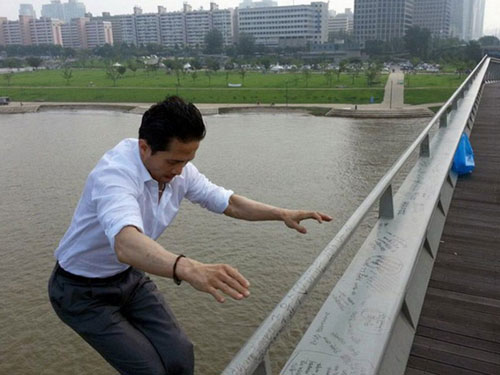 Quan chức mất tích vì nhảy cầu xin tiền