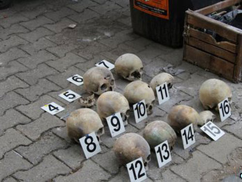 15 hộp sọ nằm ven đường
