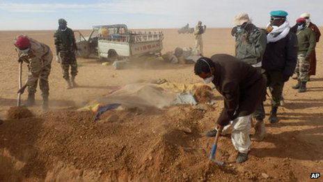 Cô bé 14 tuổi tự tay chôn người thân trên Sahara