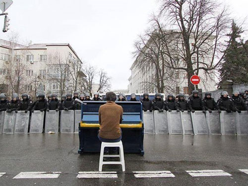 EU dùng tiền "lôi kéo" Ukraine