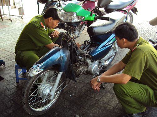 Xe bốc cháy sau khi... đạp hoài không nổ
