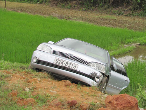 Xe tải húc ô tô rớt ruộng