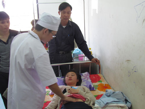 Nữ sinh đánh bạn chấn thương não