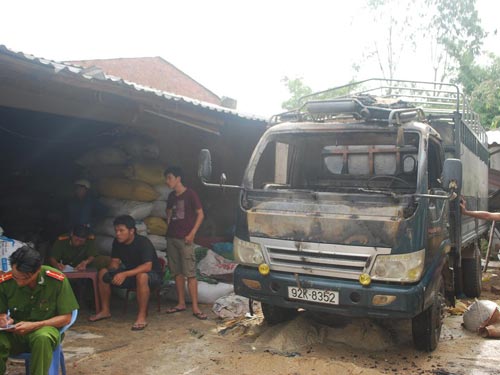 Xe tải bốc cháy dữ dội trong tiệm xay gạo