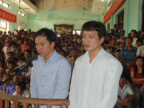 Công an viên "chỉ đạo" ném mìn vào nhà dân ngồi tù
