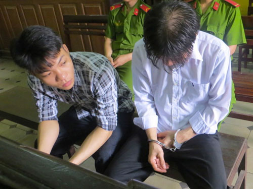 Đâm chết người rồi rủ nhau đi bar