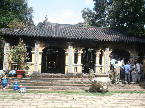 TPHCM: Cháy rụi chánh điện chùa cổ Hội Sơn