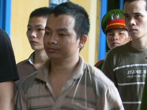 Cha con cùng hiếp dâm, cưỡng dâm thiếu nữ đến mang bầu