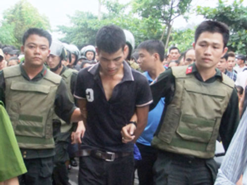 Bị truy bắt, dùng súng bắn công an