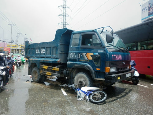 Xe tải tông xe máy, "gom" 2 người vào gầm