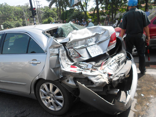 Xe tải mất lái, ô tô bạc tỉ bẹp dúm đuôi