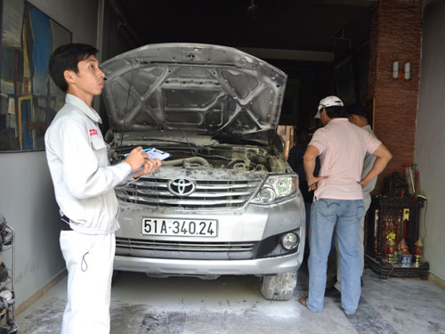 Mới mua 6 tháng, ô tô bốc cháy lúc rạng sáng