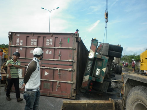 Lật xe tải, gỗ quý đổ tràn đường