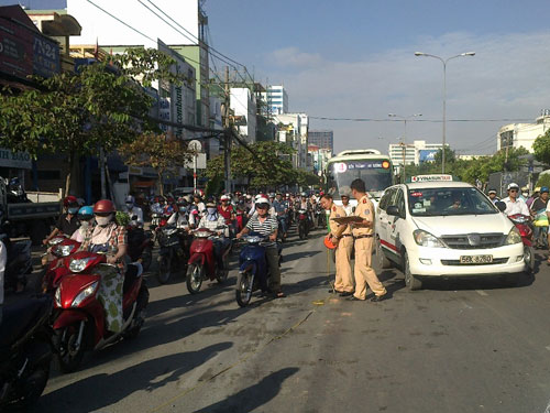 Xe buýt mất phanh, đường Cộng Hòa tê liệt