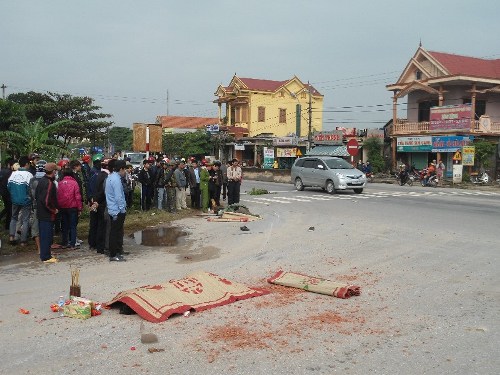 Xe tải cán chết hai cha con