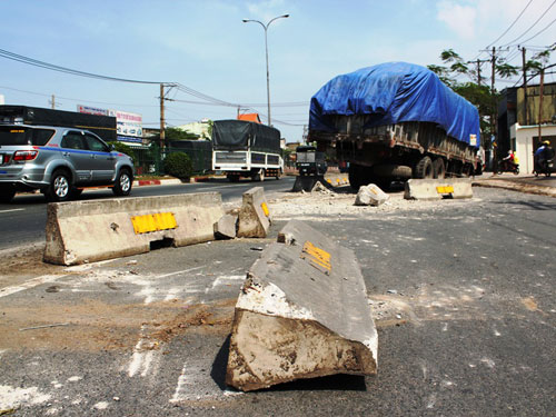 Xe tải gãy trục, tài xế hét toáng trên đường