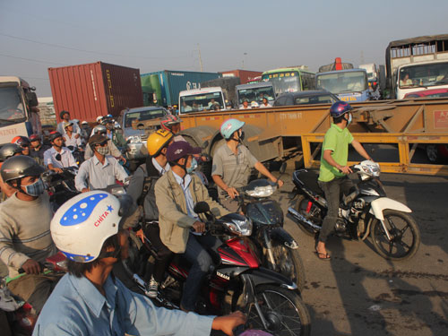Xe chở cá lật, cửa ngõ Đông Bắc Sài Gòn kẹt gần 15 km