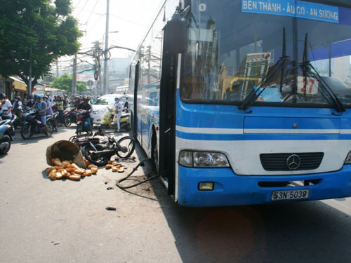 Chạy ngược vòng xoay, tông vào xe buýt