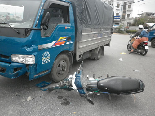 Tông vẹo gương xe tải, nam thanh niên nguy kịch