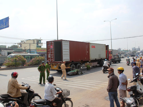 Xe máy va nhau, một người bị xe container cán chết
