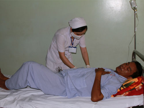 Mổ cấp cứu ngư dân bị thủng dạ dày ở Trường Sa