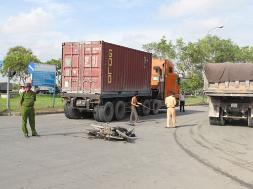 Hai thanh niên thoát chết dưới gầm xe container