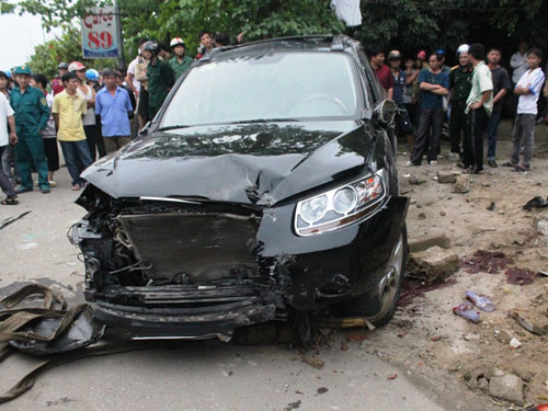 Ô tô "nuốt" xe máy, 2 người chết tại chỗ