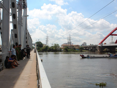 Tàu hỏa húc thanh niên bay xuống sông Sài Gòn