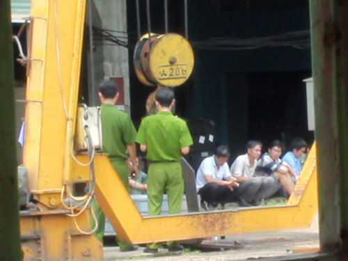 Hai cuộn thép nặng hàng tấn đè chết 1 công nhân