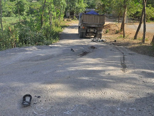 Xe tải cán nát đôi chân 1 phụ nữ
