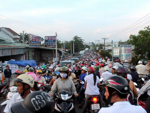 Cuộn thép lăn trên đường, kẹt xe hơn 3 giờ