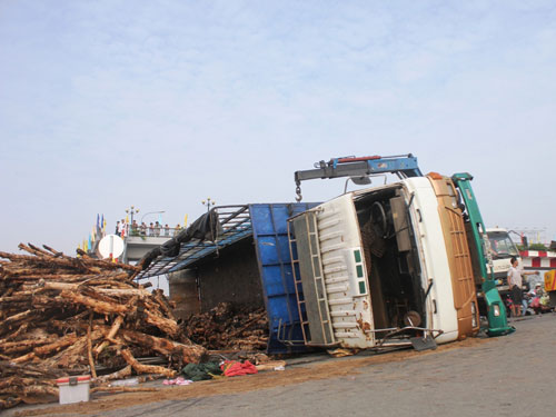 Xe chở gỗ lật nhào, “nhốt” tài xế và phụ xe trong ca bin